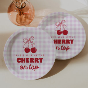 Sie ist unsere Kirsche auf dem rosa Gingham-Geburt Pappteller