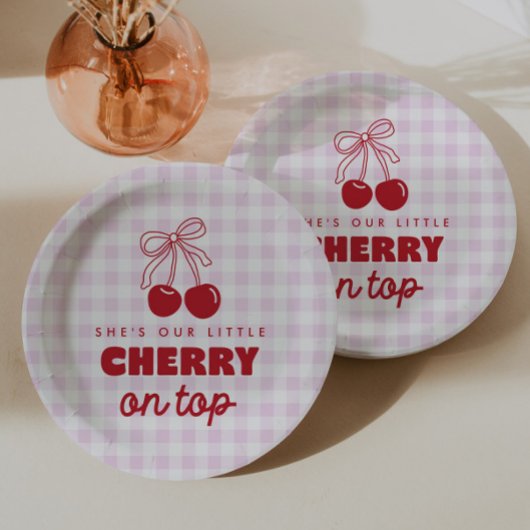 Sie ist unsere Kirsche auf dem rosa Gingham-Geburt Pappteller