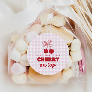 Sie ist unsere Kirsche auf dem rosa Gingham-Geburt Runder Aufkleber