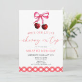 Sie ist unsere kleine Cherry auf der Top Bow Birth Einladung (Stehend Vorderseite)