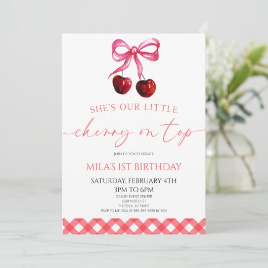 Sie ist unsere kleine Cherry auf der Top Bow Birth Einladung (Stehend Vorderseite)