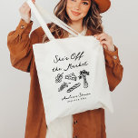Sie ist vom Markt abgezogen, kühl und whimsical Ha Tragetasche<br><div class="desc">Die Suite "She's Off the Market Bold & Whimsical Hand Drawn" ist eine spielerische und moderne Kollektion mit einer unverwechselbar handgezeichnet Ästhetik. Mit fetten, schwarzweißen Illustrationen von Käse, Blume und Trauben strahlt diese Kollektion Charme und Spaß aus und bewahrt gleichzeitig einen Hauch von Eleganz. Der geschmiedete Rand umrahmt die Details...</div>
