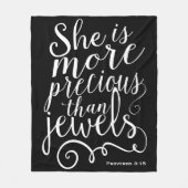 Sie ist wertvoller als Juwelen Sprichwörter Black Fleecedecke (Vorderseite)