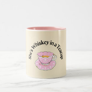 Sie ist Whiskey in einer Teacup-Tasse Zweifarbige Tasse