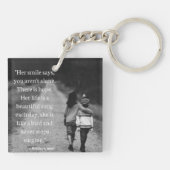 Sie ist wie ein Vogel-inspirierender Zitat-Schlüss Schlüsselanhänger (Rückseite)