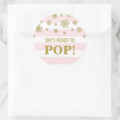Sie ist zum Pop-Rosa-Streifen-Goldschnee bereit Runder Aufkleber (Tasche)