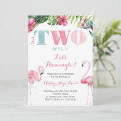 Sie ist zwei wilde Flamingo Party Cards Einladung (Stehend Vorderseite)