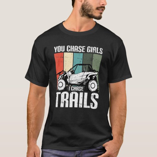 Sie jagen Girls Chase Trails Funny UTV SxS Seite b T-Shirt (Vorderseite)