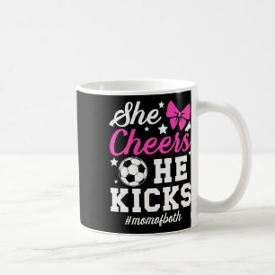 Sie jubelt Er kickt Mutter von Cheer und Fußball-M Kaffeetasse