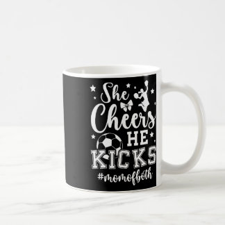 Sie jubelt Er kickt Mutter von Cheer und Fußball-M Kaffeetasse