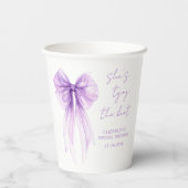Sie knotet den Knoten Hochzeitsbrause mit violette Pappbecher (Rückseite)