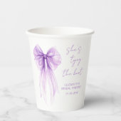 Sie knotet den Knoten Hochzeitsbrause mit violette Pappbecher (Vorderseite)
