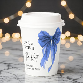 Sie knüpft den Knoten Blaue Schleife Brautdusche Pappbecher