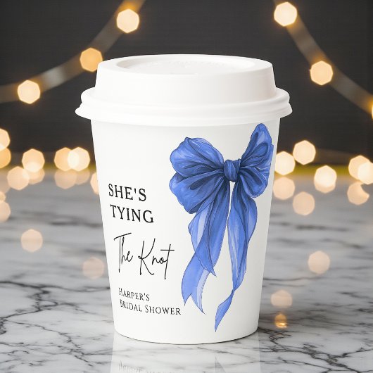 Sie knüpft den Knoten Blaue Schleife Brautdusche Pappbecher