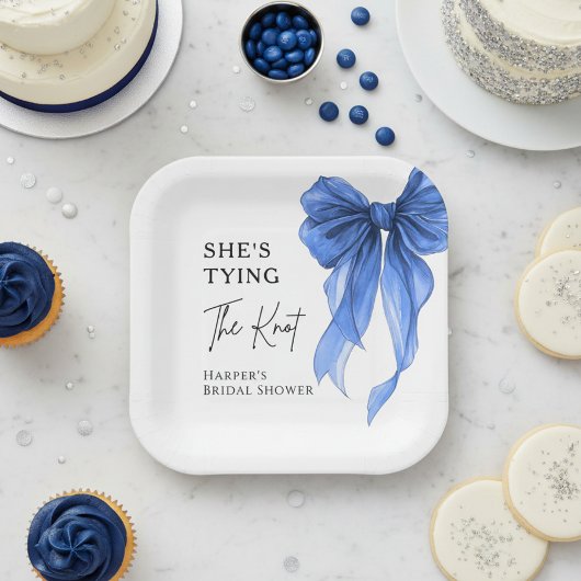 Sie knüpft den Knoten Blaues Band Junggesellinnena Pappteller