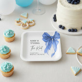 Sie knüpft den Knoten Blaues Band Junggesellinnena Pappteller