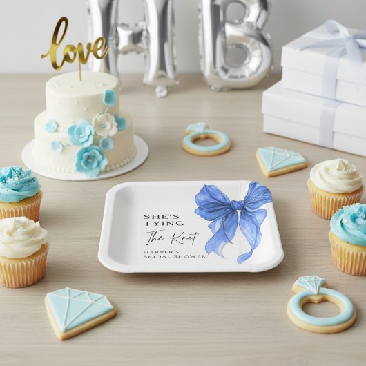 Sie knüpft den Knoten Blaues Schleifen-Braut-Dusch Pappteller