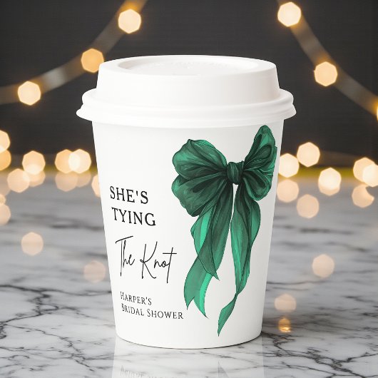 Sie knüpft den Knoten Grüne Schleife Brautparty Pappbecher