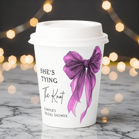 Sie knüpft den Knoten Lila Schleife Brautparty Pappbecher