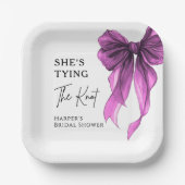 Sie knüpft den Knoten Lila Schleife Brautparty Pappteller (Vorderseite)