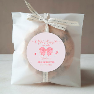 Sie knüpft den Knoten Rosa Bogen Junggesellinnenab Runder Aufkleber