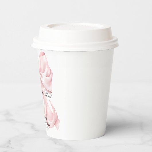 Sie knüpft den Knoten Rosa Bogen Pappbecher (Links)