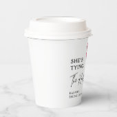 Sie knüpft den Knoten - Rote Schleife - Brautparty Pappbecher (Vorderseite)