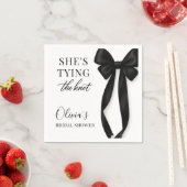 Sie knüpft den Knoten Schwarze Bogen-Party Serviette (Beispiel)