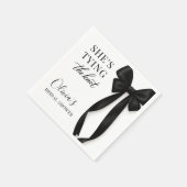 Sie knüpft den Knoten Schwarze Bogenparty Serviette (Ecke)