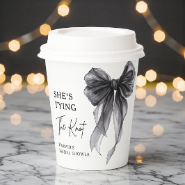 Sie knüpft den Knoten Schwarze Schleife Brautparty Pappbecher