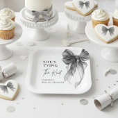 Sie knüpft den Knoten Schwarze Schleife Brautparty Pappteller