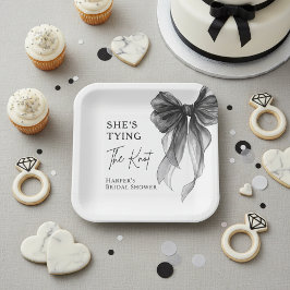 Sie knüpft den Knoten Schwarze Schleife Brautparty Pappteller