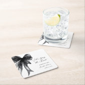 Sie knüpft den Knoten Schwarze Schleife Junggesell Rechteckiger Pappuntersetzer (Vor Ort)