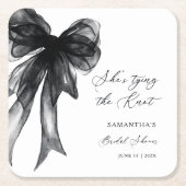 Sie knüpft den Knoten Schwarze Schleife Junggesell Rechteckiger Pappuntersetzer (Vorderseite)