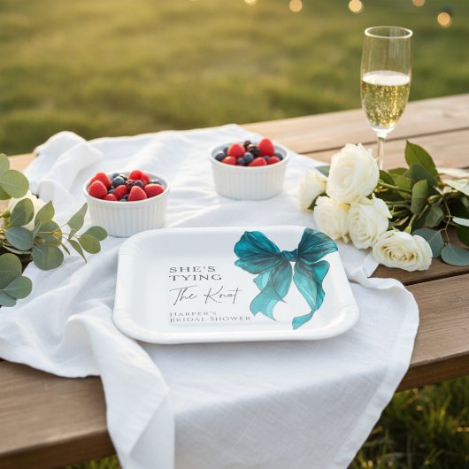 Sie knüpft den Knoten Türkisfarbene Schleife Braut Pappteller