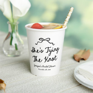 Sie knüpft den Knoten Whimsical Bow Bridal Shower Pappbecher