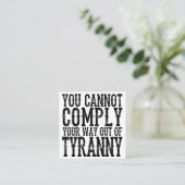 SIE KÖNNEN IHREN WEG AUS TYRANNY T-Shi NICHT ERFÜL Quadratische Visitenkarte (Stehend Vorderseite)