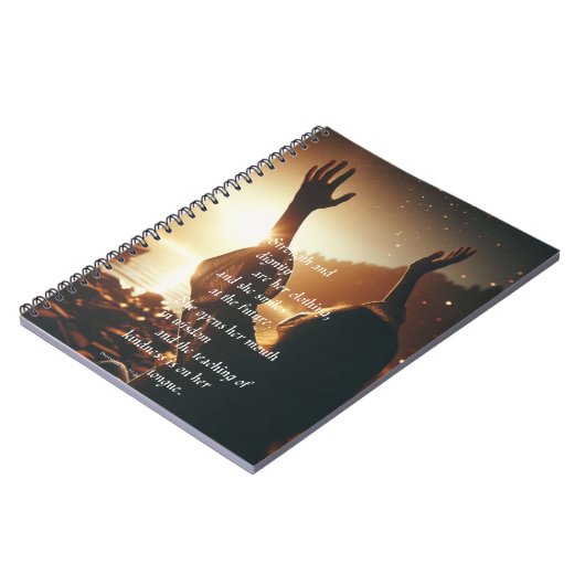 Sie lächelt am Future-Notebook Notizblock (Linke Seite)