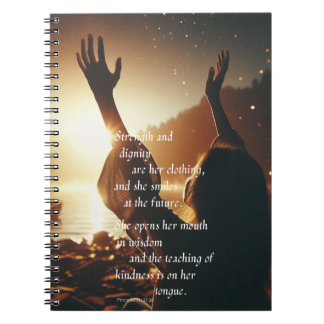 Sie lächelt am Future-Notebook Notizblock