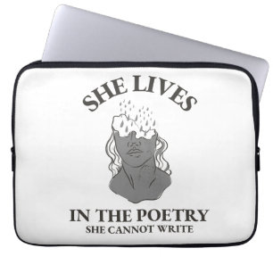 SIE LEBT IN DER POETRY, DIE SIE NICHT SCHREIBEN KA LAPTOPSCHUTZHÜLLE