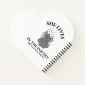 SIE LEBT IN DER POETRY, DIE SIE NICHT SCHREIBEN KA NOTIZBLOCK (Rückseite)