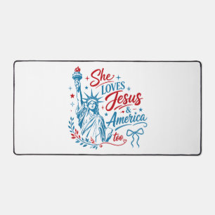 Sie liebt Jesus und Amerika zu sehr 4. Juli Christ Schreibtischunterlage