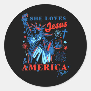 Sie liebt Jesus und den Unabhängigkeitstag der USA Runder Aufkleber