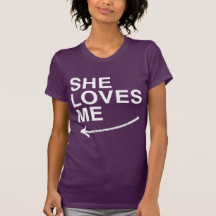 SIE LIEBT MICH (LINKS) WEISS -.png T-Shirt