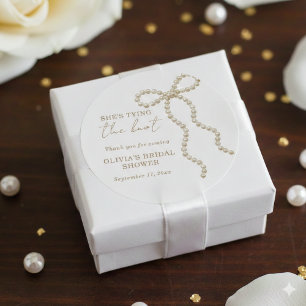 Sie macht den Knoten Brautdusche Perlen-Schleife Runder Aufkleber