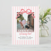 Sie macht sich einen Streifen rosa Foto Bow Geburt Einladung (Stehend Vorderseite)