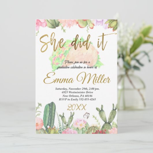 Sie machte eine Graduierungsparty Einladung (Stehend Vorderseite)