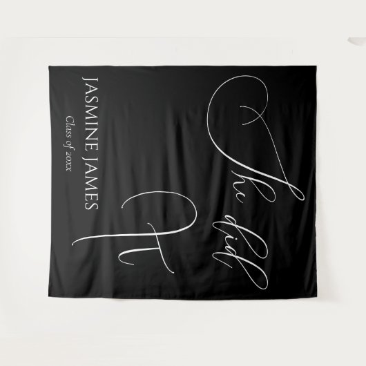 Sie machte ihre Abschlussfeier im Hintergrund Wandteppich (Vorderseite (Horizontal))