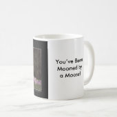 Sie Mooned durch einen Elch! Tasse (VorderseiteRechts)