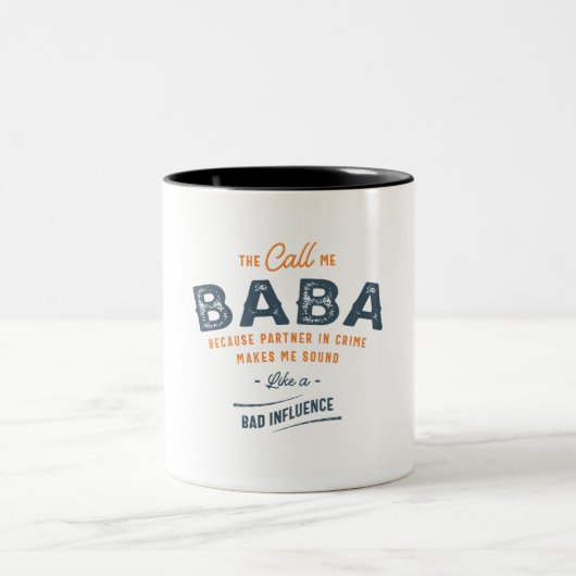 Sie nennen mich Baba, weil Partner in Crime Funny Zweifarbige Tasse (Mittel)